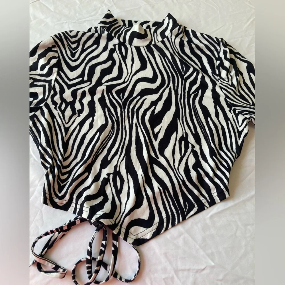 🔴 4/$12 NWOT Black & White Zebra Print Backless Crop Top Size Large - Picture 5 of 11